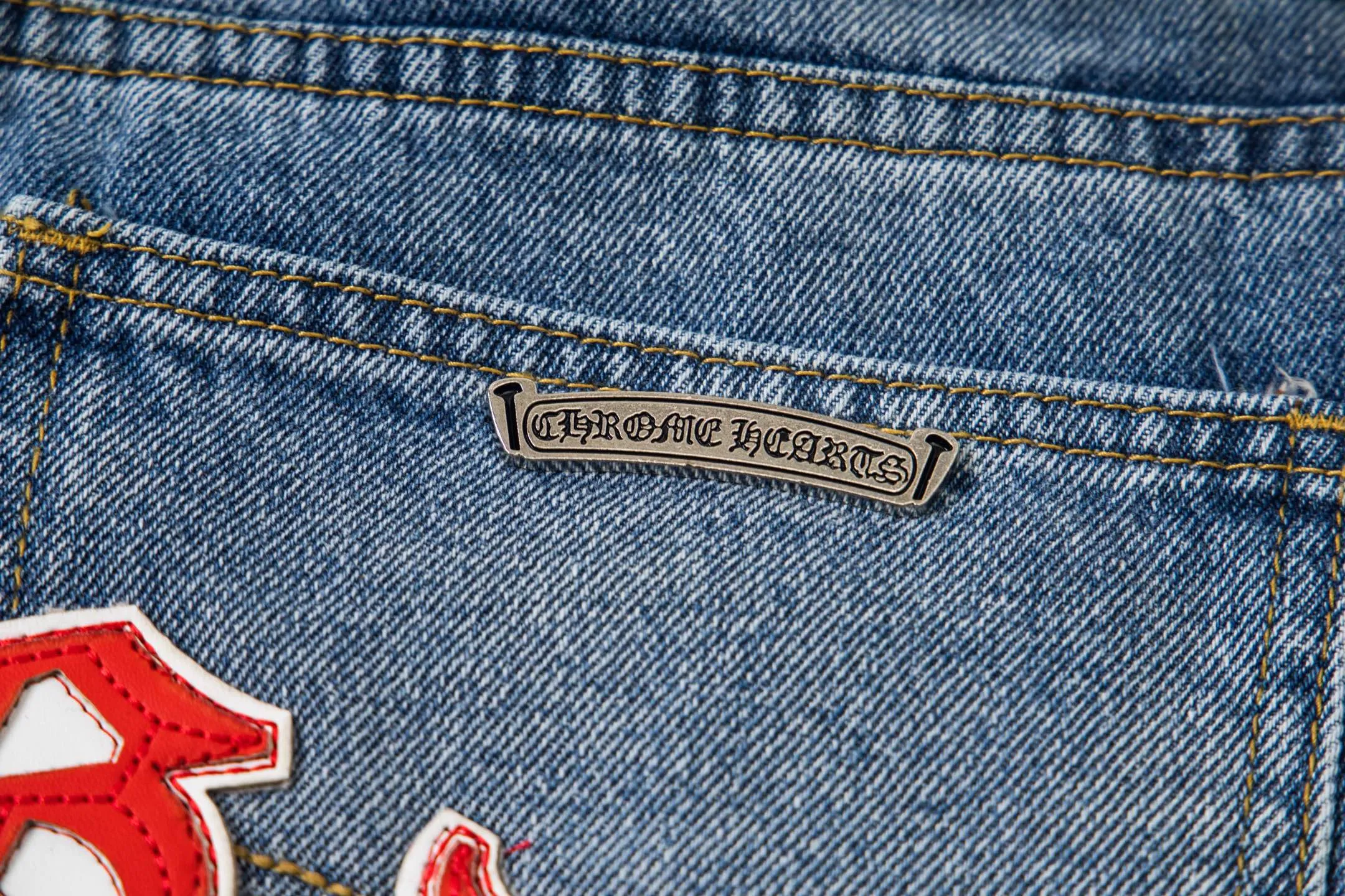 P260 Chrome Hearts light blue pants, Sanskrit yellow and white patchwork leather jeans. CH jeans need to be washed before being dismantled and then hand-stitched with sheepskin cross leather and then spliced ​​together. The whole piece has too many craftsmanship to explain. The patchwork is decorated with cross flowers, and the high-waisted washed jeans! ! Absolutely high-end luxury products, god-level single products and super popular products, made with top heavy industry, a must-see magic weapon. Customized hardware. The fabric is thick and soft after washing. It has good breathability. Customized small leather label. Unique design. The details are simple and elegant, and the workmanship is exquisite. The entire trousers are neatly routed and the details are in place! It’s so cool that both men and women can easily control the genderless trend! Style number: 1804# Color: blue Size: 28 30 32 34